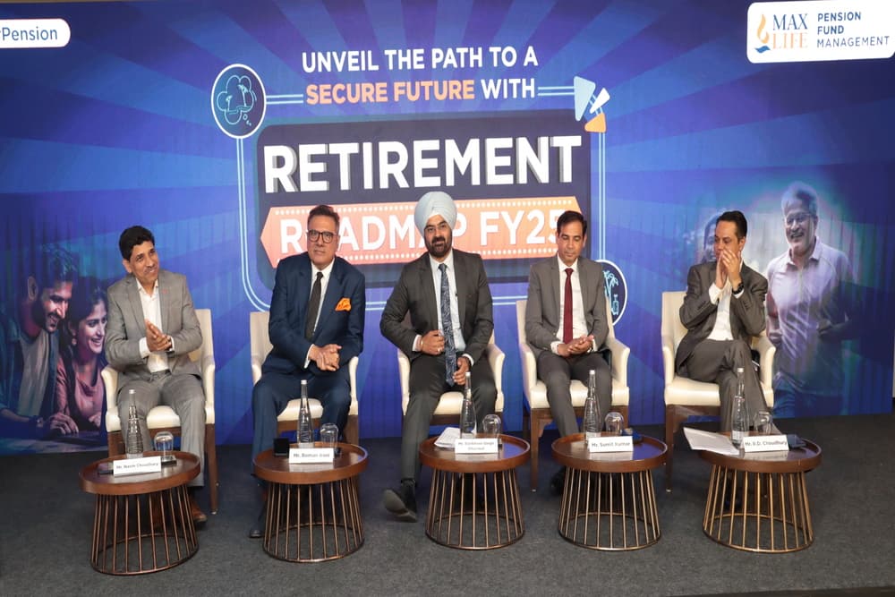 Max Life Pension Fund Management CEO, Ranbheer Singh Dhariwal (in the centre)
