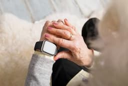 5 Reasons Why Elderly Travellers Should Invest In A Smart Watch